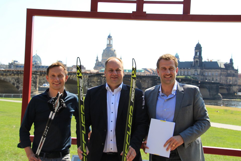 Oberbürgermeister Dirk Hilbert (m.), zusammen mit den Organisatoren Torsten Püschel (l.) und René Kindermann am Ort des Geschehens. Foto: Schramm