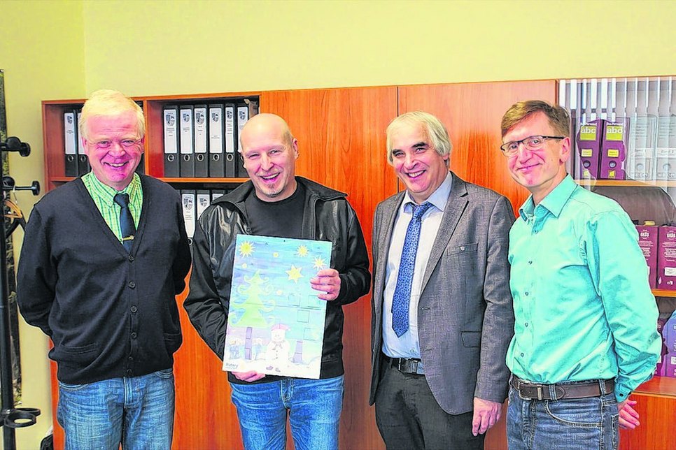 Kalenderübergabe an den Sponsor des Hauptpreises (von links) Stephan Haag, Gerd Rothaug, Peter Hans und Horst Liepe. Foto: pm