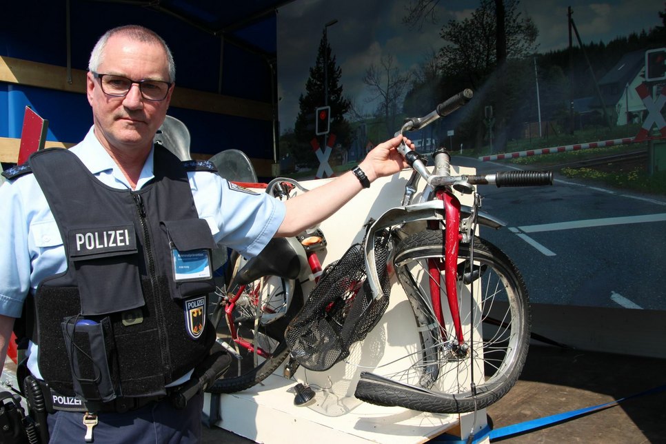 Jens König von der Bundespolizei in Dresden zeigt ein Fahrrad, das vom Zug überrollt wurde. Die Besitzerin starb als sie eine Schranke missachtete. Fotos: Schramm