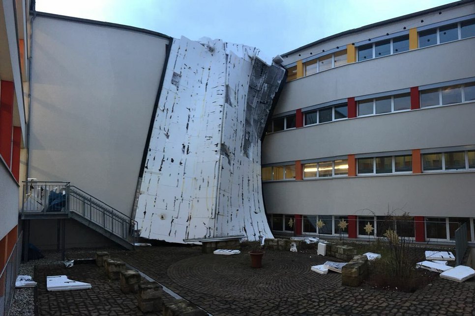 Das Dach an der Grundschule Zauckerode hielt dem Sturm nicht stand.   Foto: SV