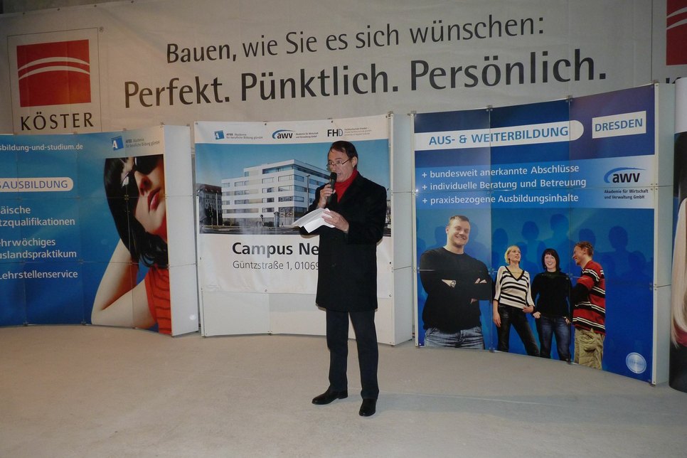 Günter Kahle, Geschäftsführer von AWV, AFBB und der FHD und damit Bauherr des neuen Bildungscampus am Straßburger Platz bei seiner Rede anlässlich des Richtfestes. Foto: Medienkontor