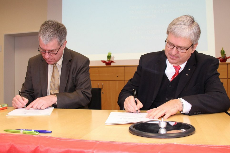 Der Vorsitzende des Vorstandes der Sparkasse, Lothar Piotrowski (li.), und BTU-Präsident Prof. Dr.-Ing. Jörg Steinbach unterzeichnen die Vereinbarung. Fotos: sts