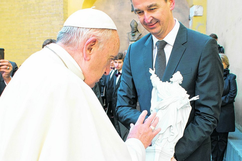 Im Rahmen einer privaten Begegnung übergab Meissen-Geschäftsführer Georg Nussdorfer (re.) die Figur.                  Foto: Vatican Media
