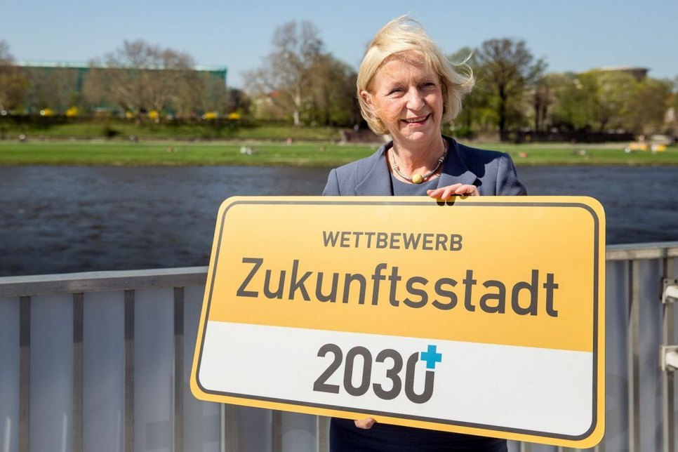 Bundesforschungsministerin Johanna Wanka gab im April die Namen der 52 am Wettbewerb „Zukunftsstadt“ teilnehmenden Kommunen bekannt. Foto: BMBF/Wissenschaftsjahr 2015