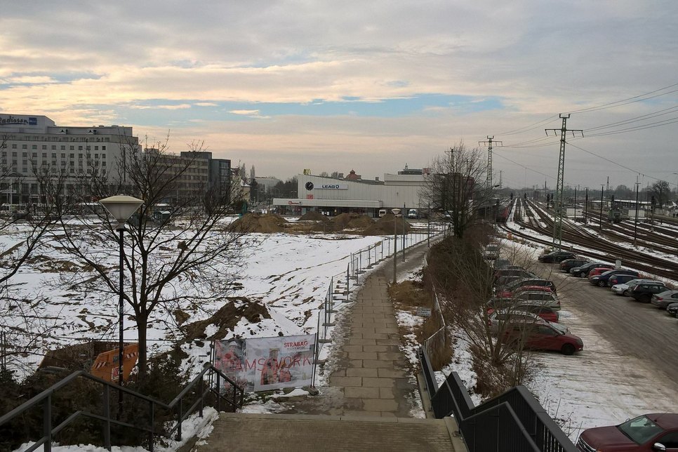 Dieser direkte Verbindungsweg zwischen Bahnhofsbrücke und Hauptgebäude / Gleis 1 des Hauptbahnhofes ist ab Montag gesperrt. Foto: Stadtverwaltung