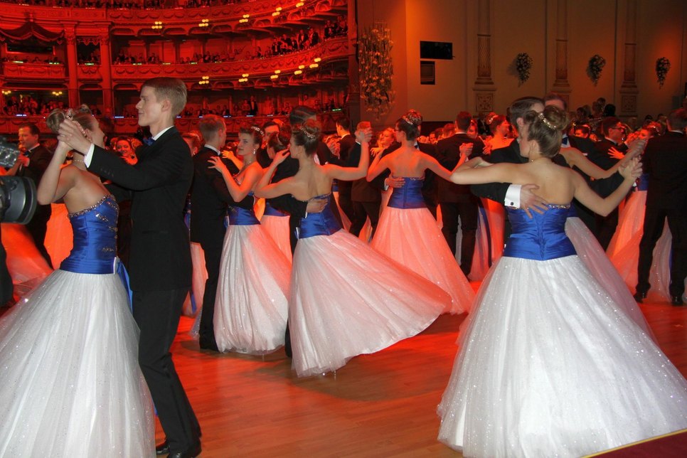 104 Debütanten-Paare – die Damen erstmals in zweifarbigen Kleidern – mit einer witzigen Choreografie der Tanzschule Lax.