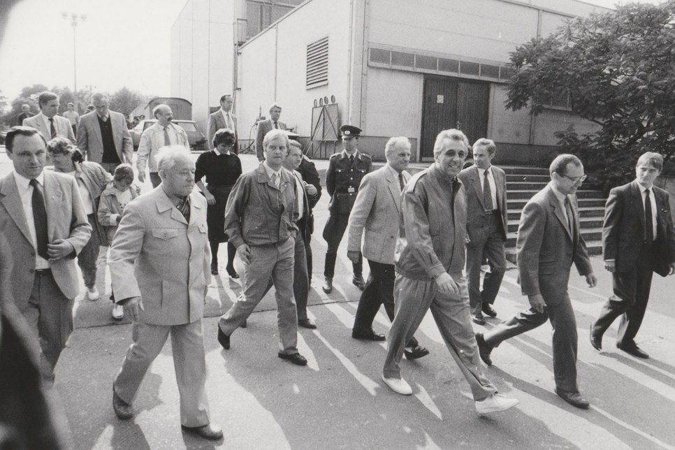 Energie gegen BFC im September 1989, Erich Mielke und Egon Krenz verlassen mit Gefolge das Stadion der Freundschaft. Foto: Erich Schutt