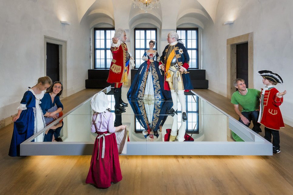 Besucher betrachten August den Starken, Anna Orzelska und Friedrich I. in der Dauerausstellung.      Foto: Hultsch