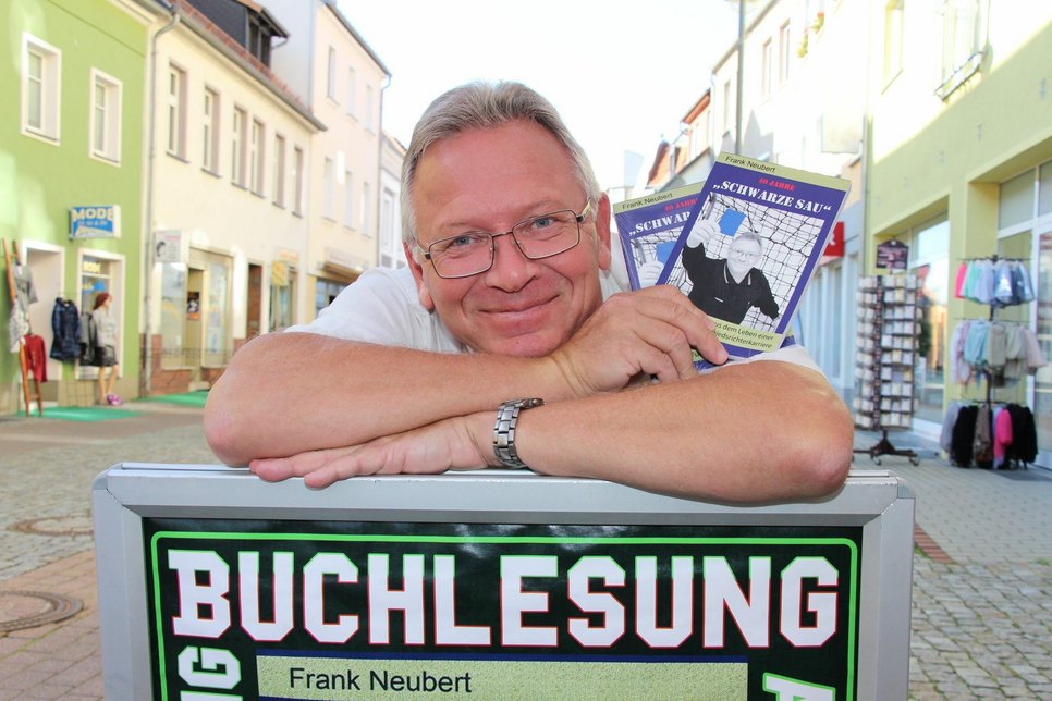 Frank Neubert liest am 25. Oktober, 19 Uhr, im Parkhotel Senftenberg aus seinem Buch „40 Jahre ‘Schwarze Sau’ – Gelebte Erlebnisse aus dem Leben einer lebendigen Fußballschiedsrichterkarriere“. Foto: sts
