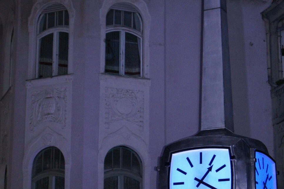 Die blaue Uhr, jetzt in der Bahnhofstraße, hat Wenden und Umstellung überstanden, Foto: Stadtmuseum Cottbus