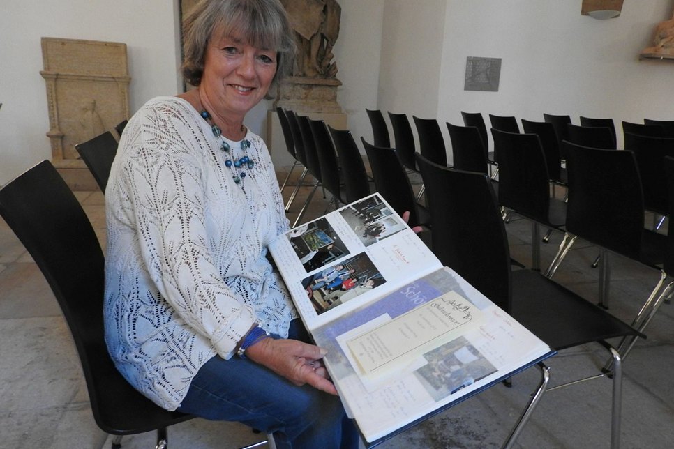 Dr. Doris Schubert mit dem Gästebuch der letzten 15 Jahre.   Foto: Wo