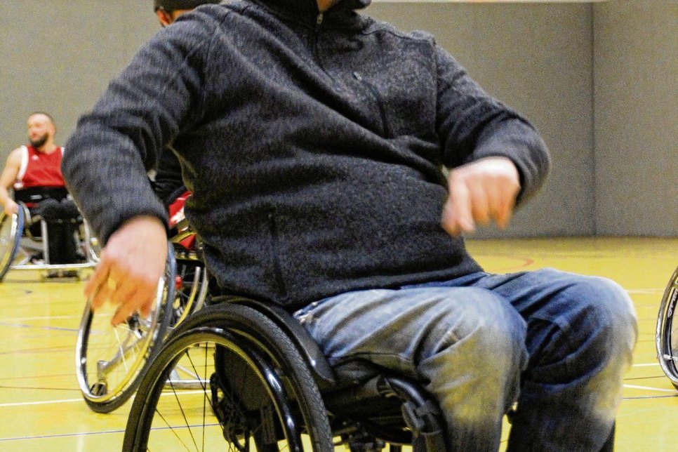 Seit einem Autounfall ist Jens Neumann unverschuldet im Rollstuhl. Dennoch ist der einstige Handballer dem Sport treu geblieben. Heute ist der Ball nur etwas größer: Als Spielertrainer betreut er die Rollstuhl-Basketballer Red Rollers Cottbus in der Regionalliga.  Foto: jho