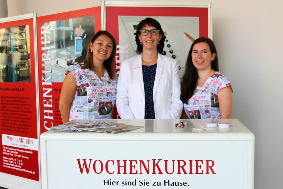 Gleich am Eingang begrüßten Romy Kriegel (v.li.), Verlagsleiterin Sina Häse und Paula Herold die Messebesucher. (Foto: Büttner)