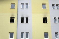 Fensterfront mit Rauchspuren im 2. Obergeschoss der Gemeinschaftsunterkunft, Leipziger Straße 7 in Herzberg. Foto: Immobilienmanagement LKEE/
Christian Stoll