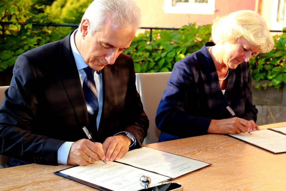Ministerpräsident Stanislaw Tillich und Kulturstaatsministerin Monika Grütters unterzeichnen das Finanzierungsabkommen. Foto: Moises Mogollones