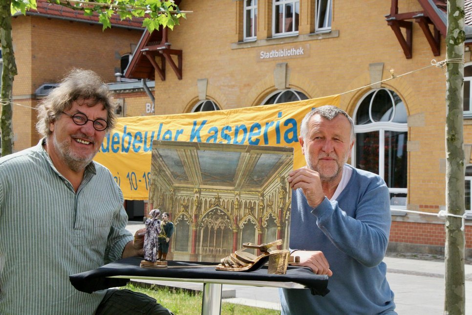 Detlef Heinichen (Künstlerischer Leiter der Kasperiade) freut sich, dass Karl Gründel (rechts) vom kleinen Salontheater Dresden.                                            Foto: Lindackers