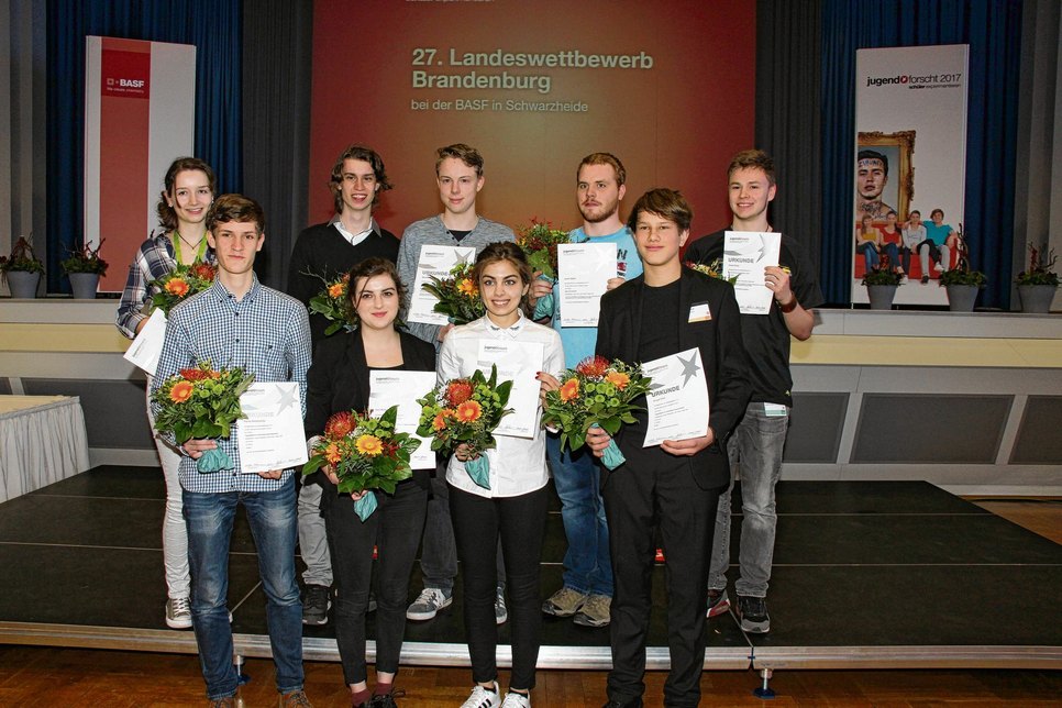 Die „Jugend forscht“-Landessieger Brandenburg wurden jetzt bei der BASF Schwarzheide GmbH ausgezeichnet. Sie nehmen Ende Mai am Bundeswettbewerb in Erlangen teil. Foto: sts