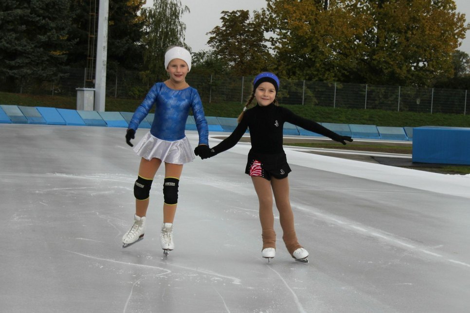 Hannah (blond) und Leonie (brünett) vom Dresdner Eislauf-Club e. V. durften als Erste auf die Eisbahn. Foto: Landeshauptstadt Dresden