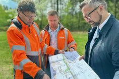 Verkehrsminister Martin Dulig hat mit Andreas Biesold, Leiter der Niederlassung Bautzen des Landesamtes für Straßenbau und Verkehr, über den geplanten Neubau eines Radweges in Rossendorf informiert.