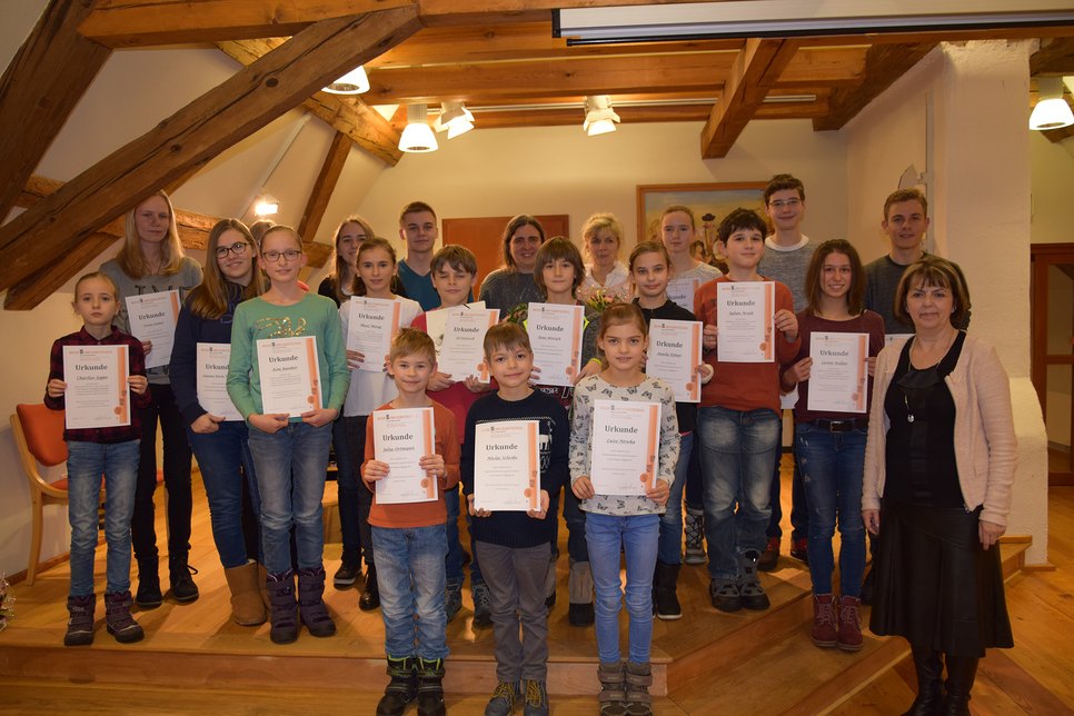 Musikschulleiterin Sonja Junghänel (r.) beglückwünschte alle Teilnehmer des Wettbewerbes „Jugend musiziert“ / Musikschule SPN