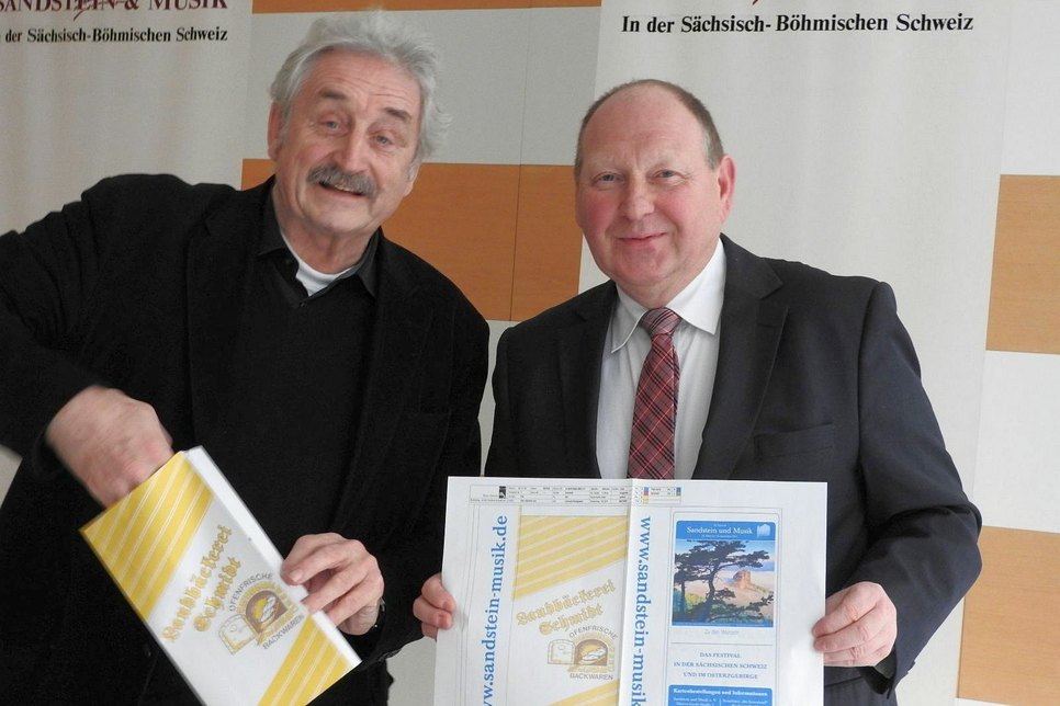 Ludwig Güttler und Klaus Brähmig (von li.)  mit den Prototypen  der neuen Brötchentüten, die bei der Landbäckerei Schmidt über den Tresen gehen. Foto: Wo