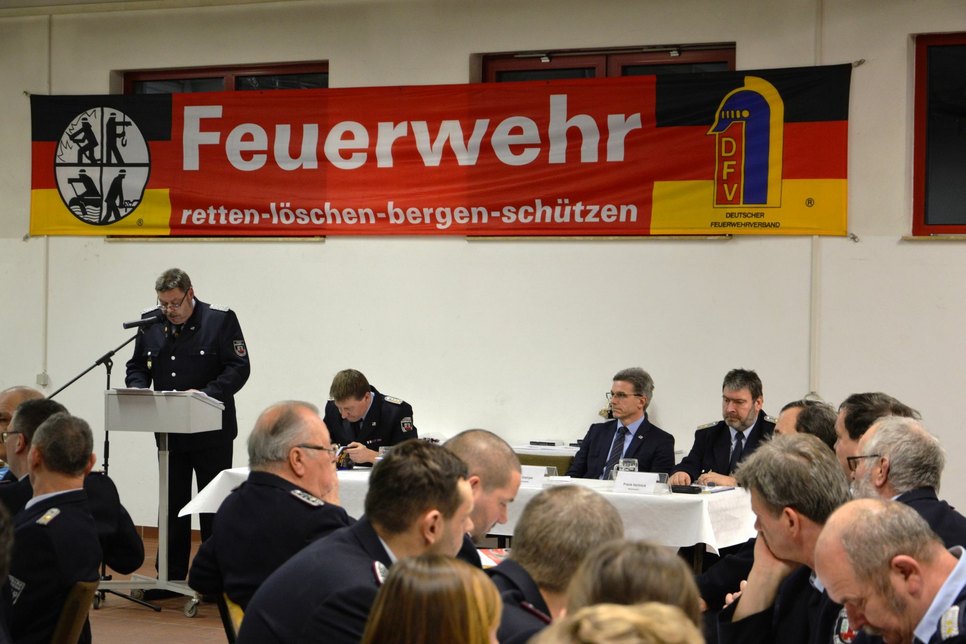 Stadtbrandmeister Michael Kamenz eröffnet die Jahreshauptversammlung der Freiwilligen Feuerwehr Finsterwalde. Foto: Paula Vogel