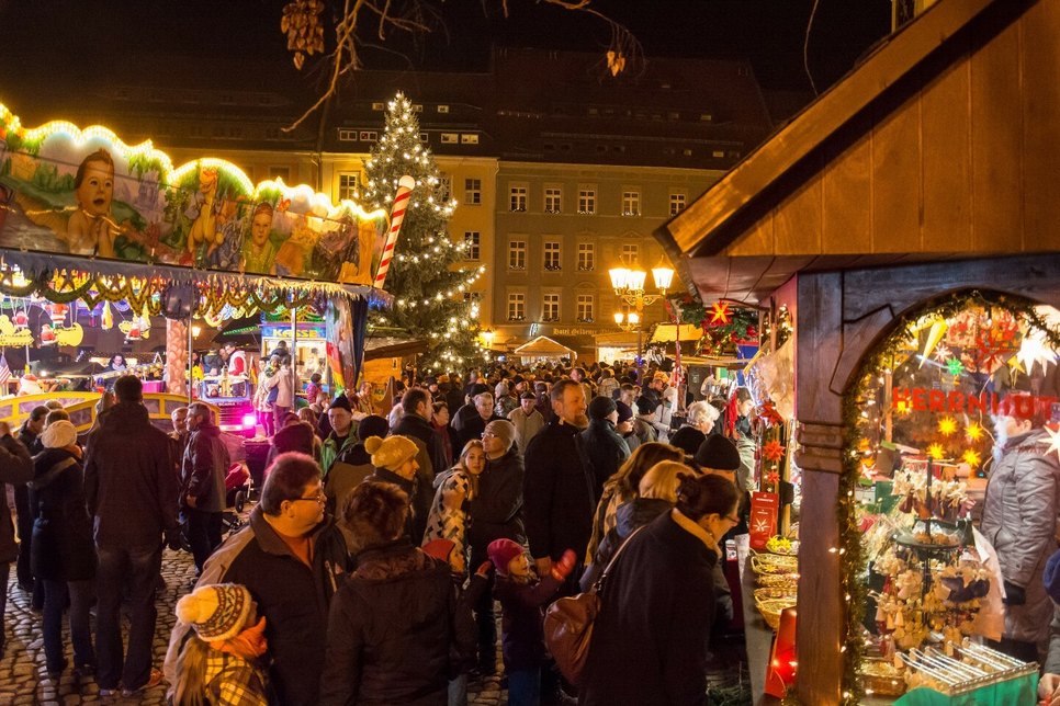 Bis zum 20. Dezember bieten auf dem 632. Bautzener Wenzelsmarkt rund 90 Händler und Gastronomen inmitten der Altstadt ihre Waren an. Foto: Foto-Hinz