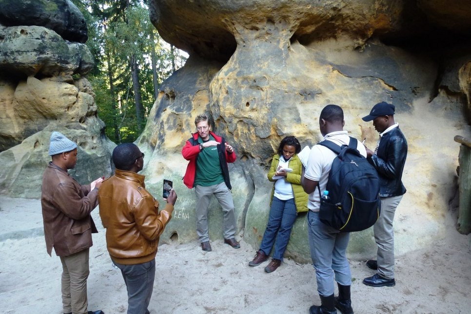 Der geologische Aufbau der Sandsteinfelsen, ihre Empfindlichkeit und das Wegesystem im Nationalpark waren von großem Interesse für fünf Ranger aus dem Banhine Nationalpark in Mosambik.  Foto: Bornholdt/Archiv NPV