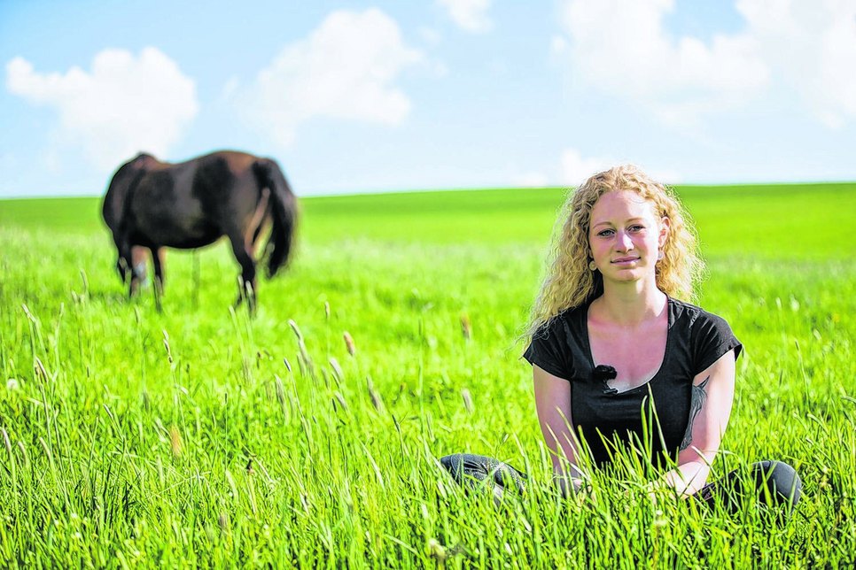 Mit ihrem eigenen „Herzenspferd“ Sina zieht es Jessica Hübner oft auf die Wiesen rund um ihren Heimatort. Fotos: Rocci Klein