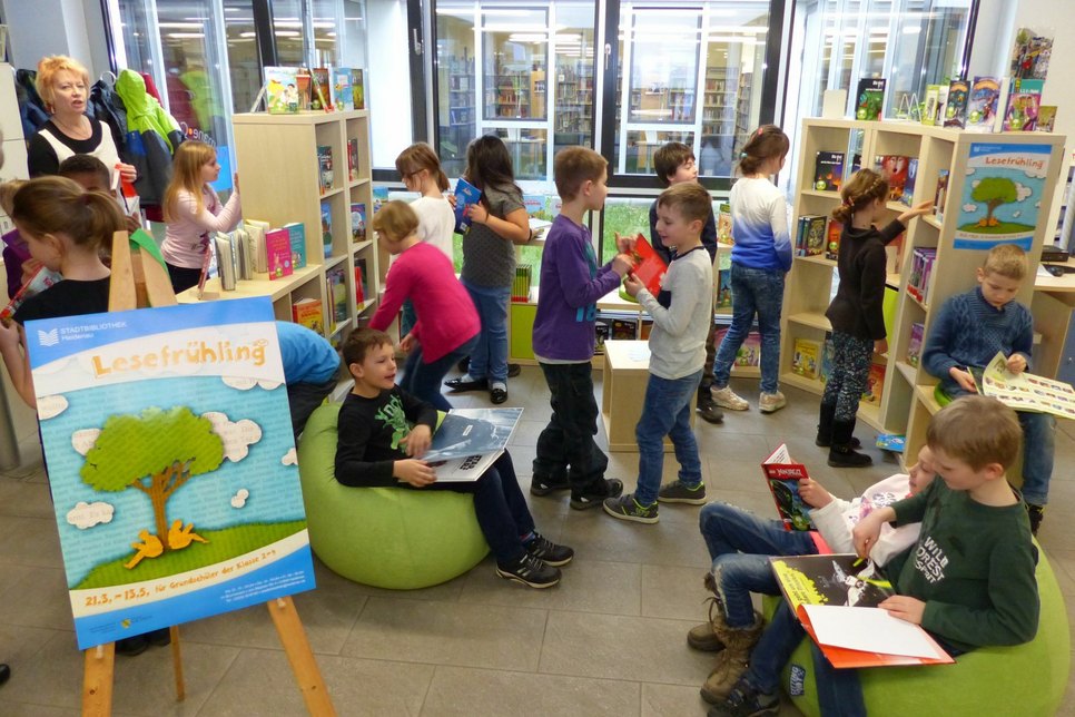 Mit Begeisterung stürmten die Kinder die Regale mit den neuen Büchern.   Foto: Bibliothek