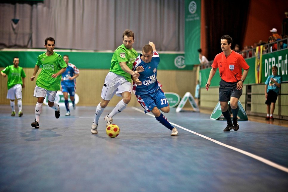 Packende Zweikämpfe sind beim Futsal garantiert.