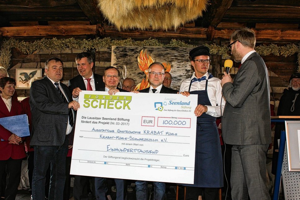 Der Vorsitzende des KRABAT-Mühlen Vereins freute sich zur Eröffnung auch über den Förderscheck der Stiftung Lausitzer Seenland. 100.000 Euro erhält der Verein zum Ausbau der Gastronomie-Ausstattung.