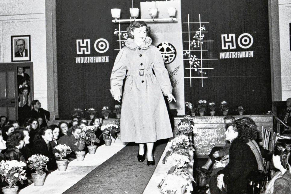 Modenschau in den Cottbuser Stadtsälen 1953.