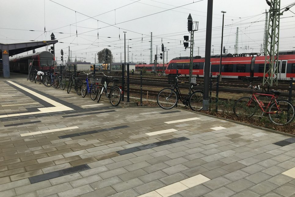 Ärgerlich: Zu bequeme Radfahrer beschädigen die Grünflächen derzeit rund um den Cottbuser Hauptbahnhof. Foto: jgl