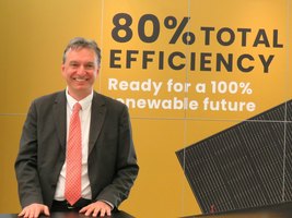 Wilhelm Stein, CEO des Unternehmens Sunmaxx, freut sich über den Produktionsstart der neuen PVT-Module am Standort Ottendorf-Okrilla.Foto: Matthias Stark