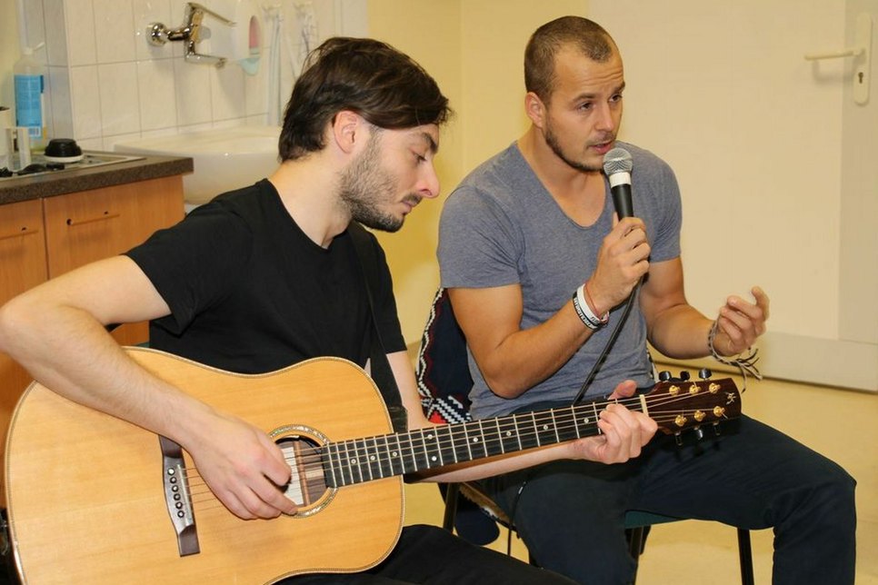 Hier bei einem spontanen Konzert in der Kinderklinik des CTK Cottbus. Er unterstützte 2014 die Gemeinschaftsaktion 