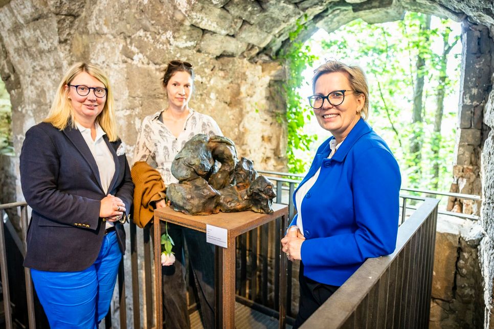 Sandra Gockel, MdL (CDU), Künstlerin Laura Eckert an ihrer Skulptur "Meta 1" und die Sächsische Staatsministerin für Kultur und Tourismus, Barbara Klepsch (CDU, v.l.n.r.)