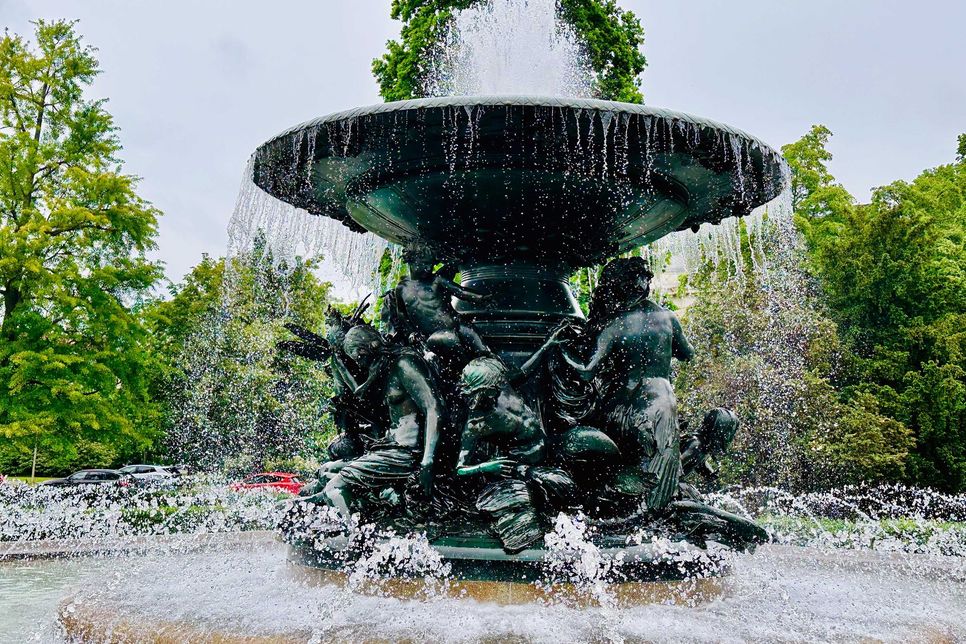 Einer von mehr als 300 Dresdner Brunnen - "Stille Wasser" am Albertplatz.