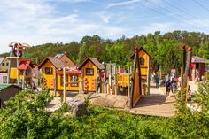 Ob Kletterwand, Seilschaukel oder Sandförderanlage – auf dem frisch sanierten Abenteuerspielplatz »Burgkania« ist für jedes Kind das Richtige dabei.