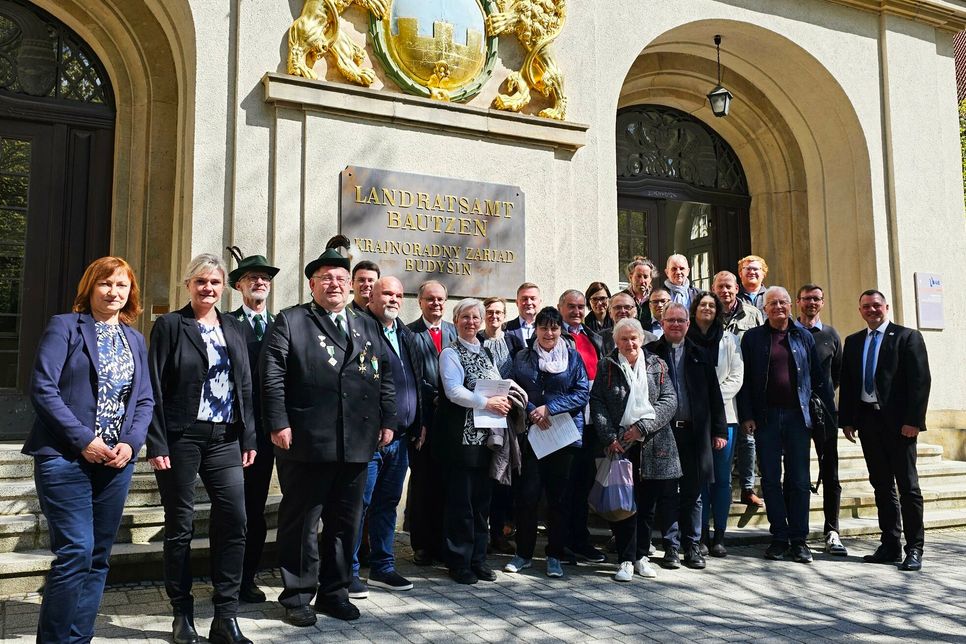 Vertreter aus 16 Vereinen, Firmen, Kirchgemeinden und Kommunen konnten einen Fördermittelbescheid von Landrat Udo Witschas (r.) entgegennehmen.