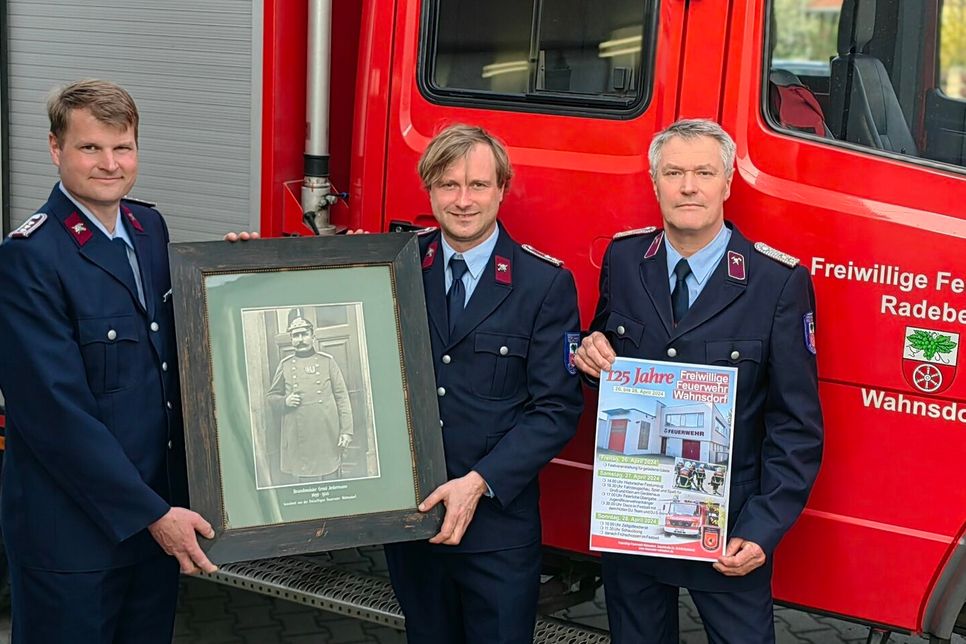 Daniel Schindler, stellv. Wehrleiter, Marcus Taggesell Förderverein und Wehrleiter Steffen Lungwitz mit dem Gründer der Feuerwehr.