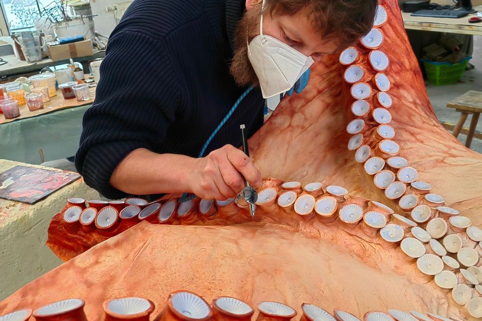 Theaterkulissenmaler David Kaltofen gibt dem Kraken mit der Airbrushpistole plastische Strukturen, die mehrfach transparent aufgetragen werden.
