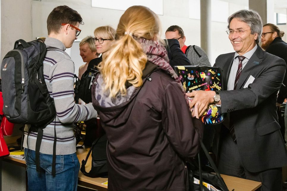 Prof. Dr. Hans Müller-Steinhagen höchstpersönlich bei der Übergabe der Studententaschen im Oktober 2016. Foto: Claudia Jacquemin