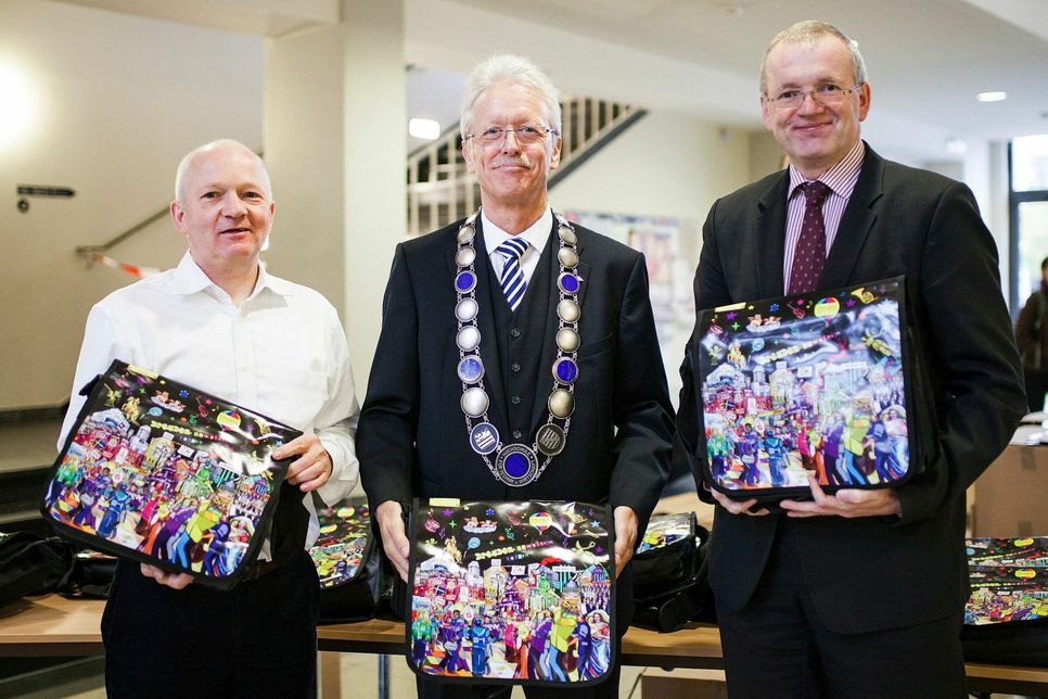 Citymanager Jürgen Wolf, HTW-Rektor Stenzel und Bürgermeister Detlef Sittel mit den Welcome Packages 2016. Foto: Alena Flemming