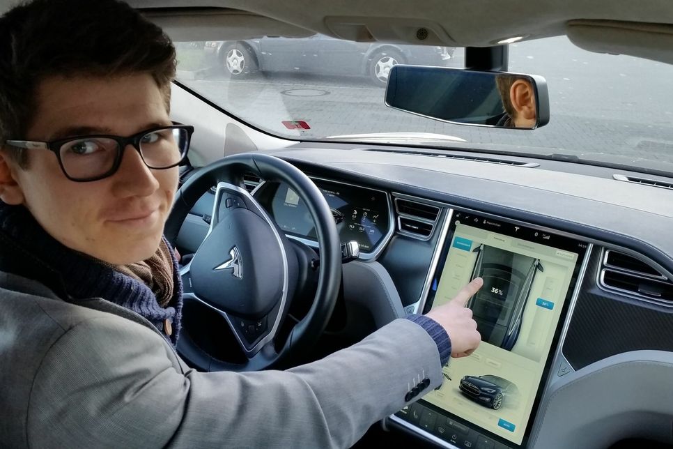 Maximilian Lemke denkt umweltbewusst und ist von Elektrofahrzeugen wie dem Tesla begeistert. Fotos: Pohl
