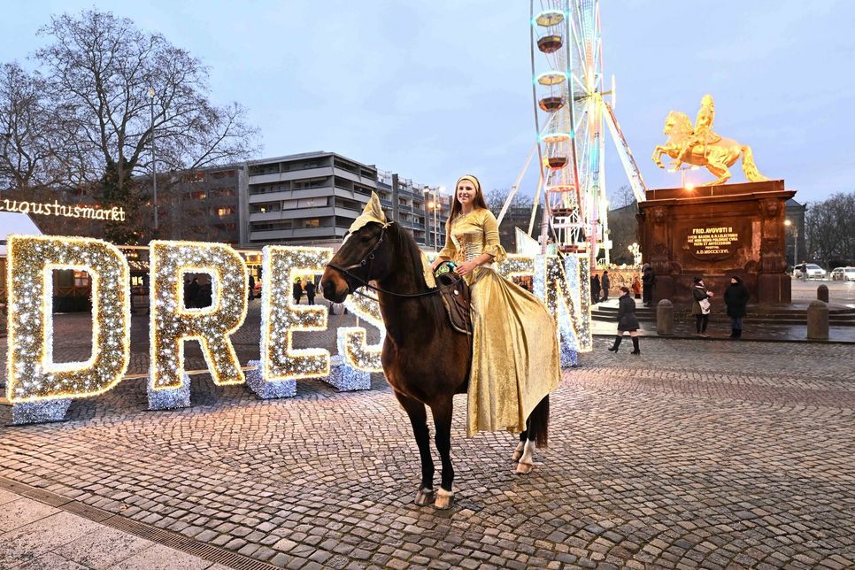 Reiterin Fiona Marks (19) und Pferd Apollo präsentieren den neuen DRESDEN-Leuchtschriftzug.