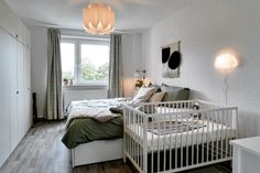 So könnte ein modern eingerichtetes Schlafzimmer in einer Plattenbau-Wohnung aussehen. Alle Möbel stammen vom schwedischen Einrichtungshaus Ikea.