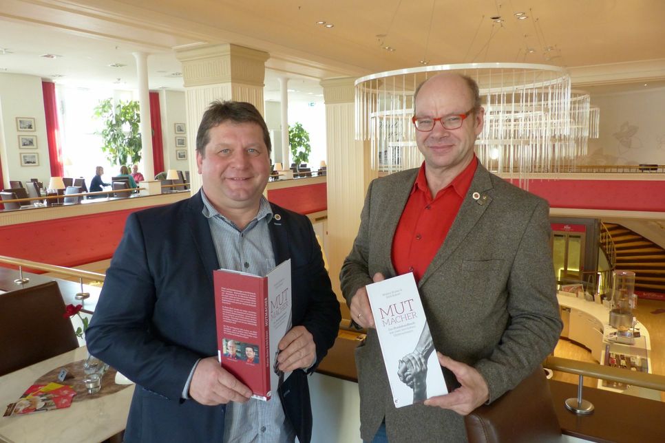 Die Buchautoren und Geschäftsführer der „Gemeinhardt Gerüstbau Service GmbH“: Dirk Eckart (li.) und Walter Stuber
