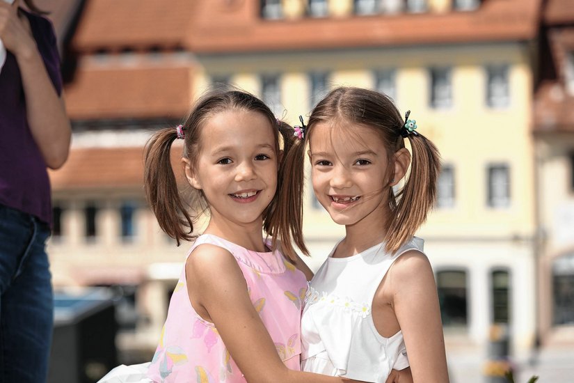 Juliet und Viktoria, Schülerinnen der Basaltus-Grundschule Stolpen, haben ein zauberhaftes und ansteckendes Lächeln.       F: Klaus Schieckel / Stadt Stolpen