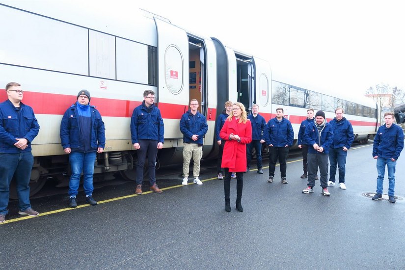 Die Personalleiterin des Bahnwerks Janet Jurk begrüßt die erst kürzlich ausgelernten Fachkräfte. Sie wurden von der LEAG ausgebildet und nun von der Deutschen Bahn übernommen.